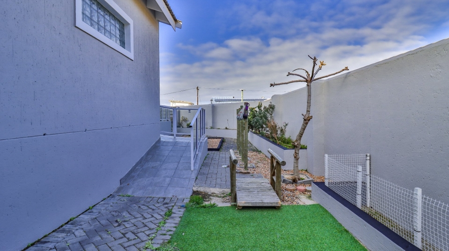 4 Bedroom Property for Sale in Outeniqua Strand Western Cape